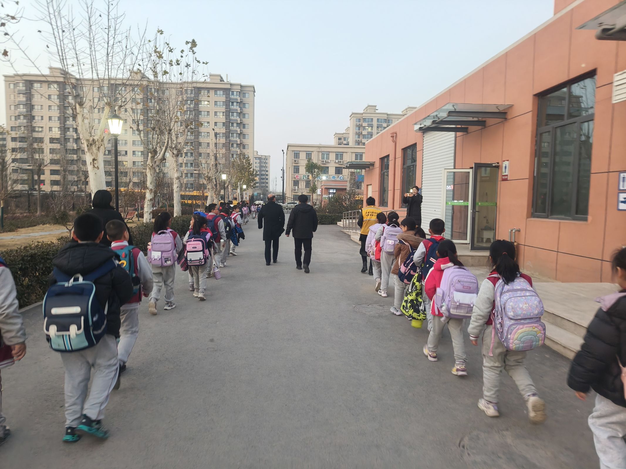 BOB半岛校车时光胶囊：封存安全与成长——济南高新区遥墙中心小学校车体验日(图1)