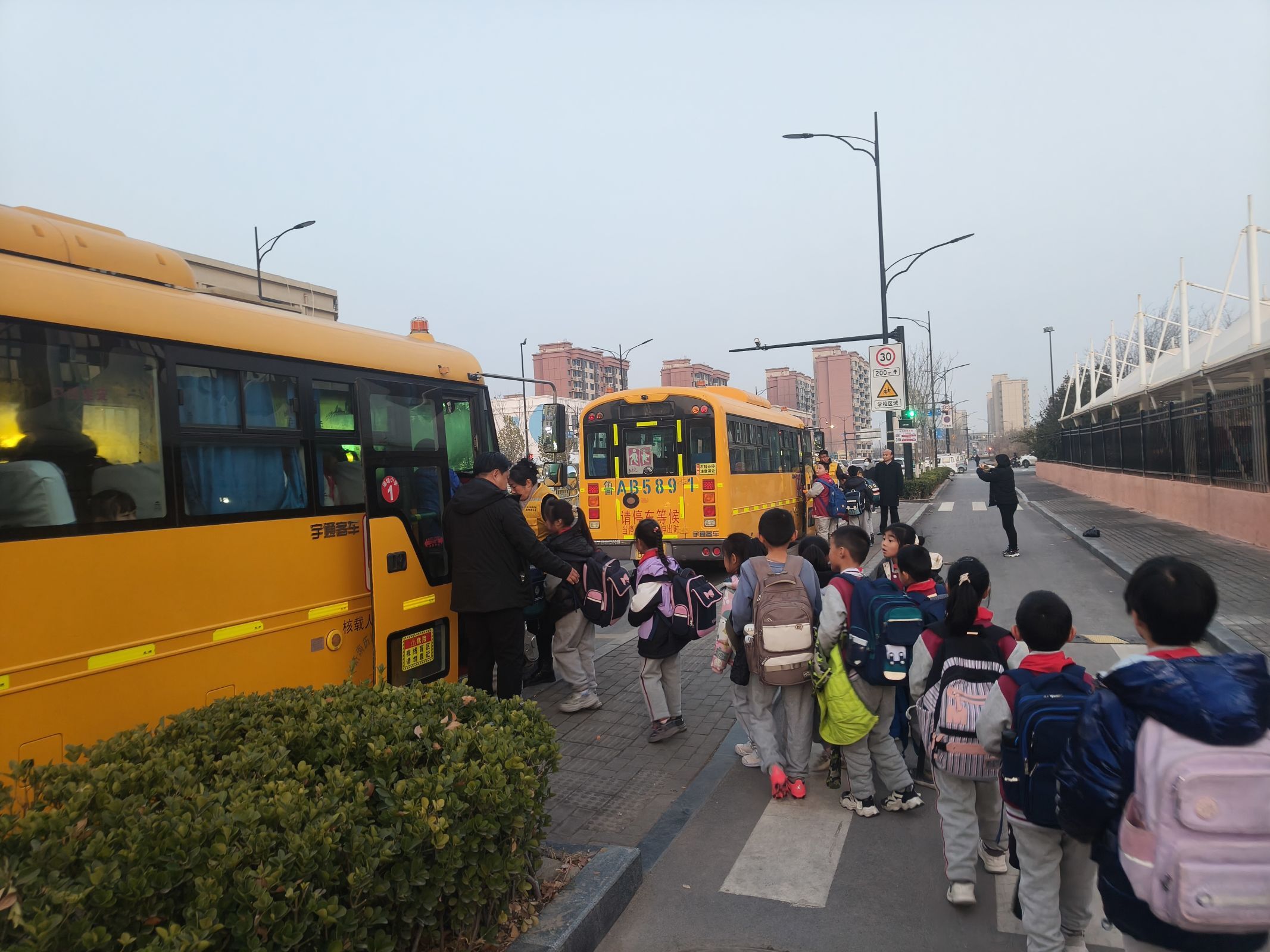 BOB半岛校车时光胶囊：封存安全与成长——济南高新区遥墙中心小学校车体验日(图2)