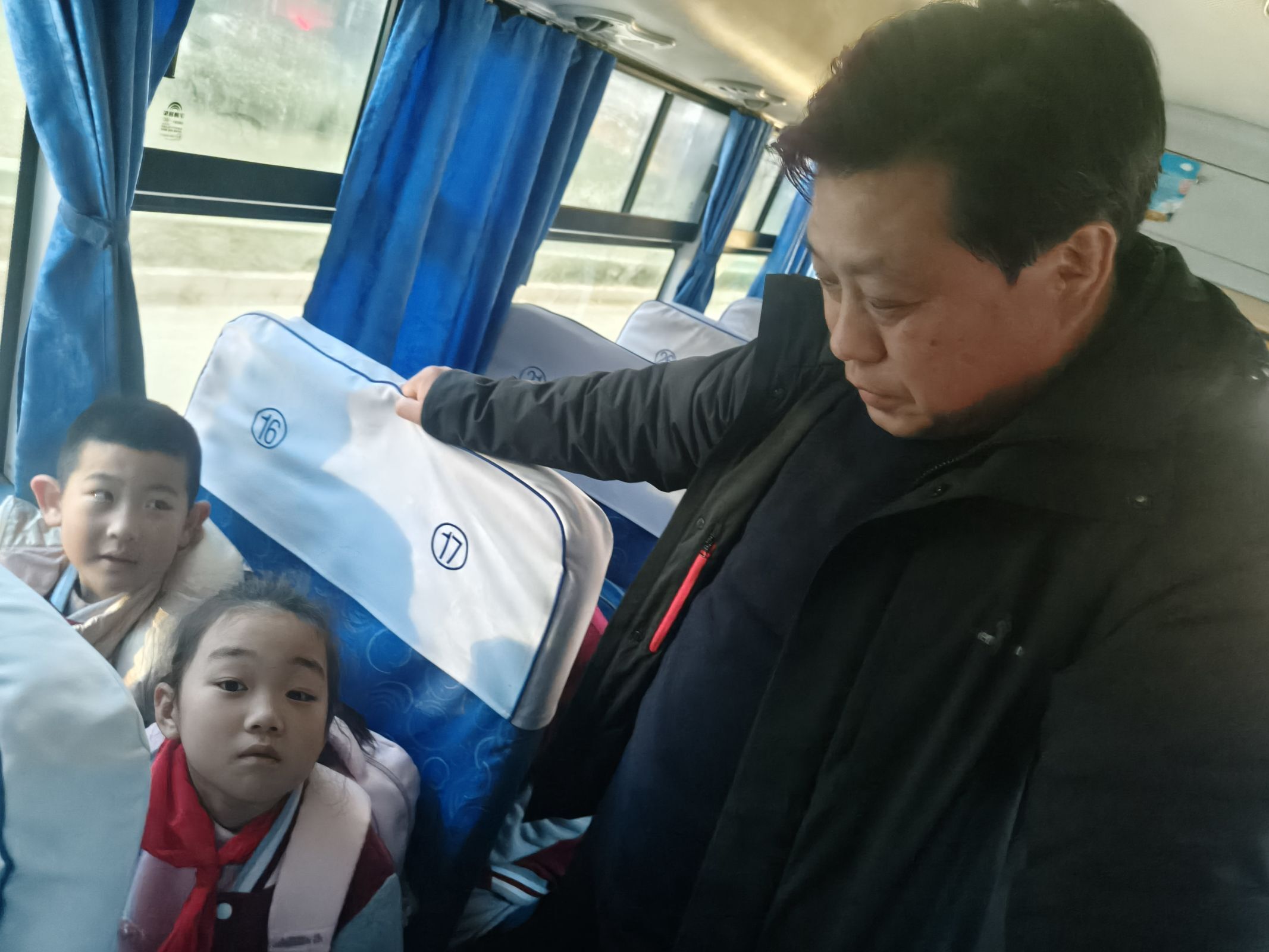 BOB半岛校车时光胶囊：封存安全与成长——济南高新区遥墙中心小学校车体验日(图3)