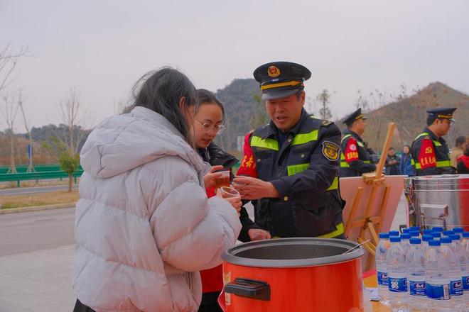 BOB半岛·(中国)官方网站风雨护航者 初心守归途(图2)