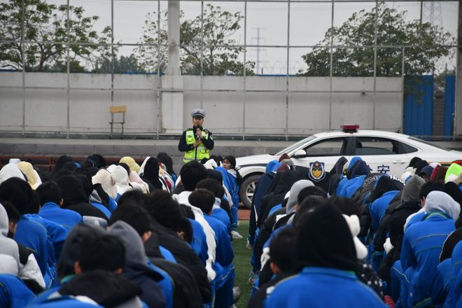 BOB半岛把好岁末年初“安全关”！多部门携手共筑交通安全新防线 交通综合整治(图8)