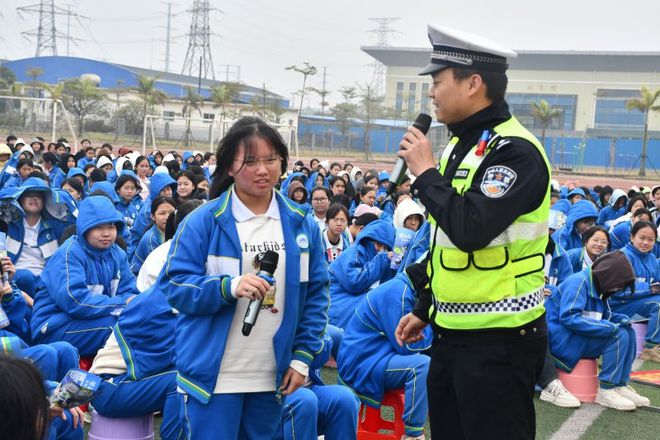 BOB半岛把好岁末年初“安全关”！多部门携手共筑交通安全新防线 交通综合整治(图9)