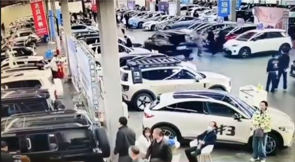 BOB半岛·(中国)官方网站问界M7展览时被误启动致事故：为何不系安全带AEB无(图2)