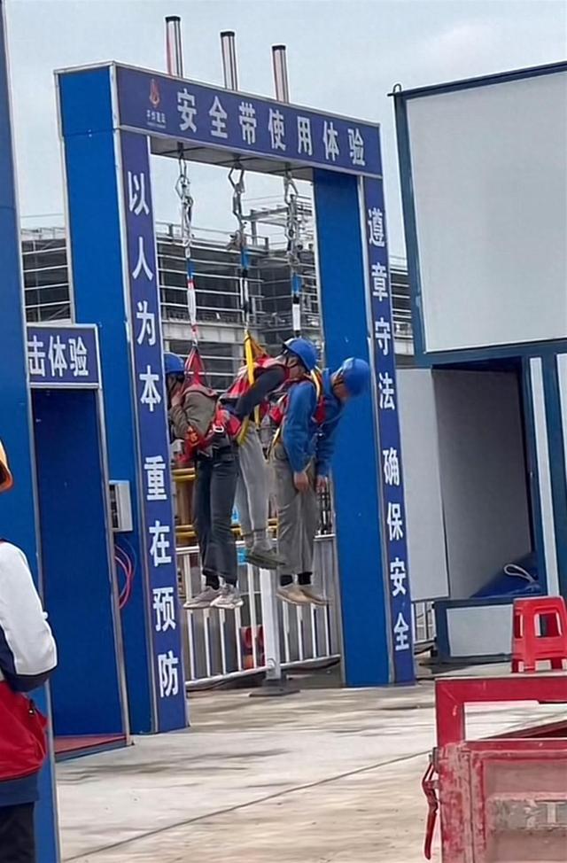 BOB半岛·(中国)官方网站工人未系安全带被罚吊在工地门口示众 应更加顾及工人的