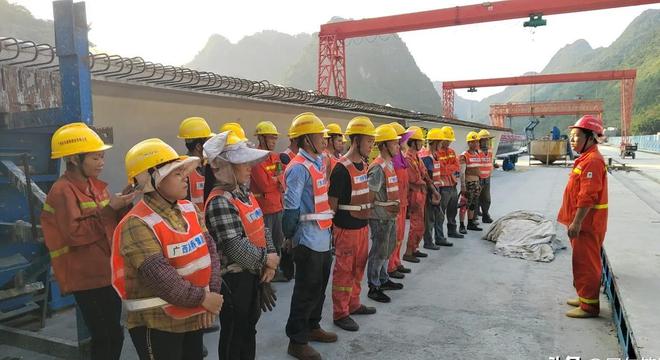 BOB半岛三名工人被(图6)